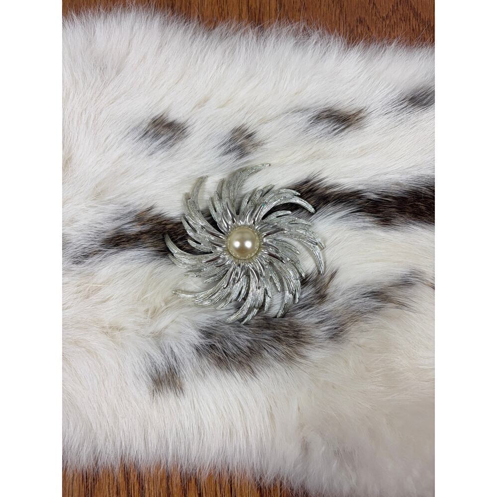 B10 Sarah Coventry Faux‎ Pearl Flower Brooch Womens Pinwheel Swirl Silver Tone